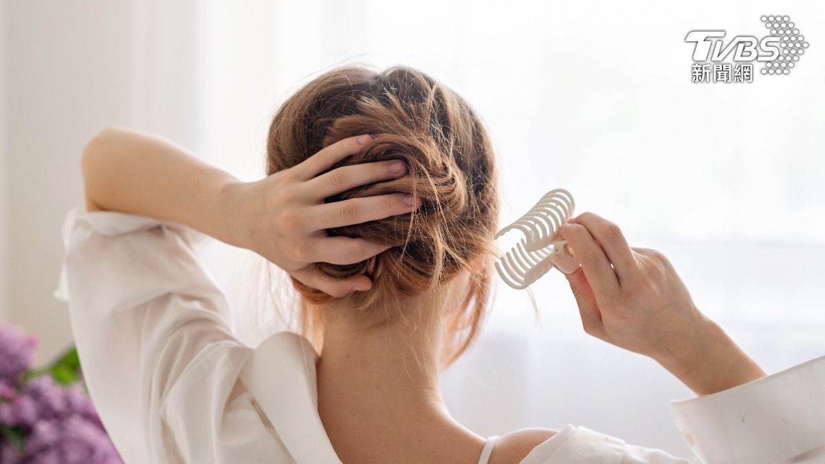 女性常用髮夾恐禿頭 髮型師曝NG配戴:重複固定同一處
