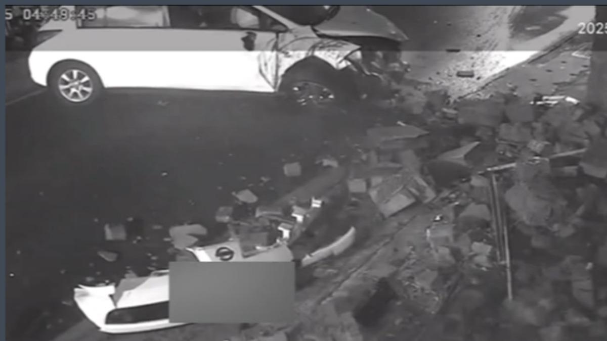 乘客爬車窗逃！連自撞2次　撞垮民宅梁柱