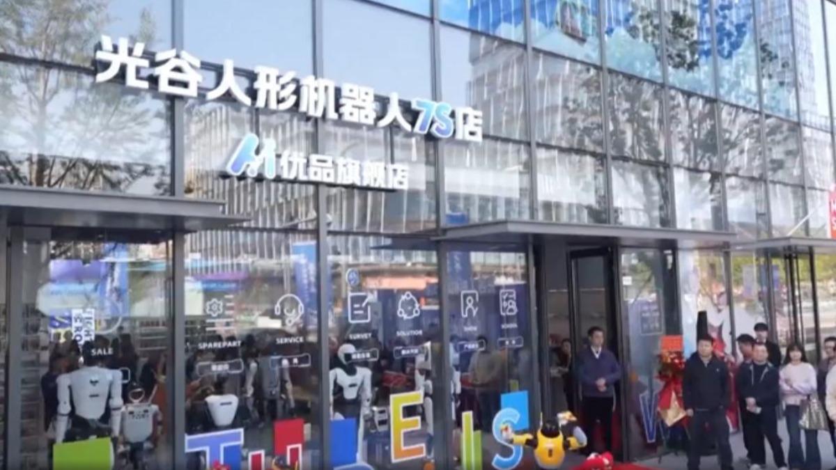 科技震撼!機器人商店成武漢新寵 34萬起就能抱回家