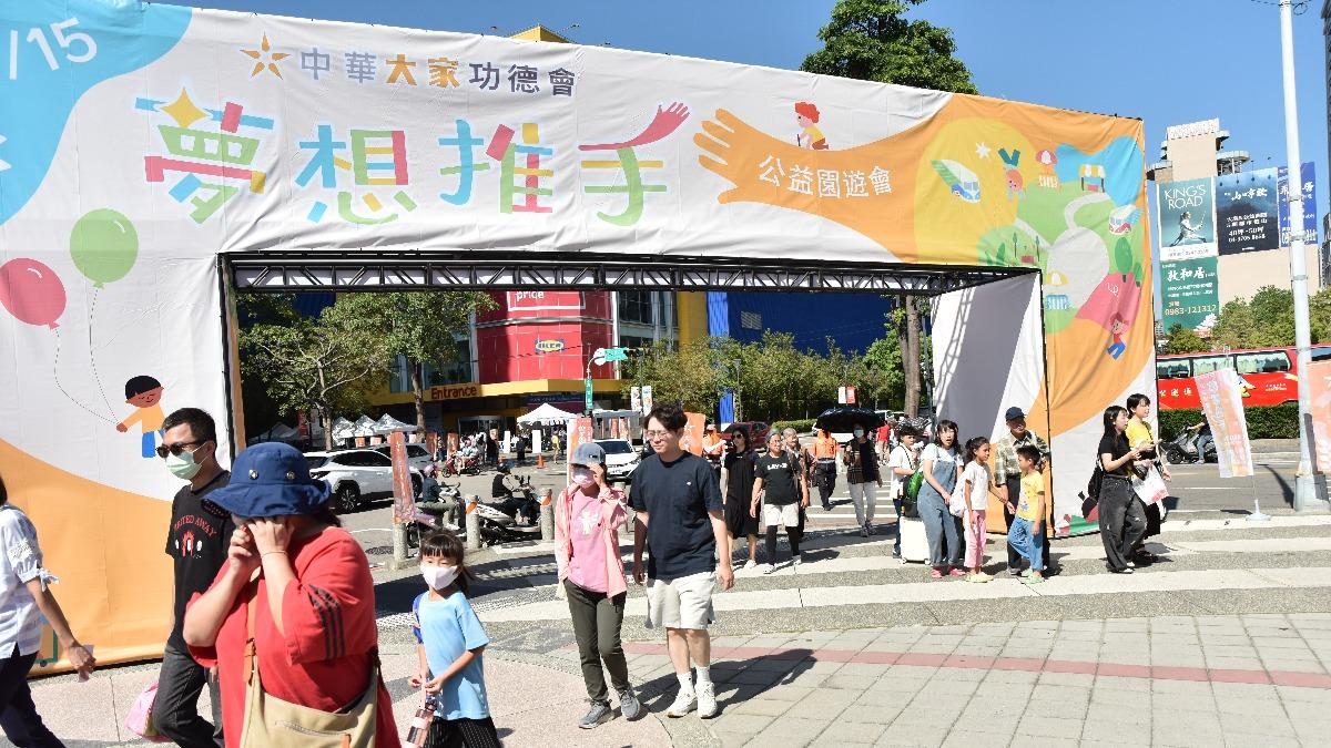 甜柿義賣為送球隊出國比賽!40校公益園遊會 讓夢想更近一步