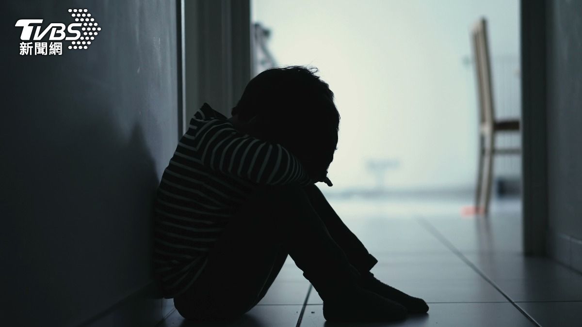 殘虐6歲男童!女持棒球棍、美工刀傷人 檢方依兒少法起訴