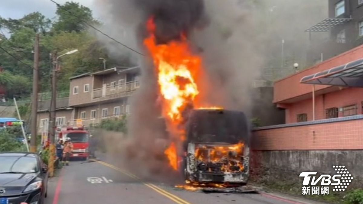 九份老街旁遊覽車起火狂燒 11名日客驚逃