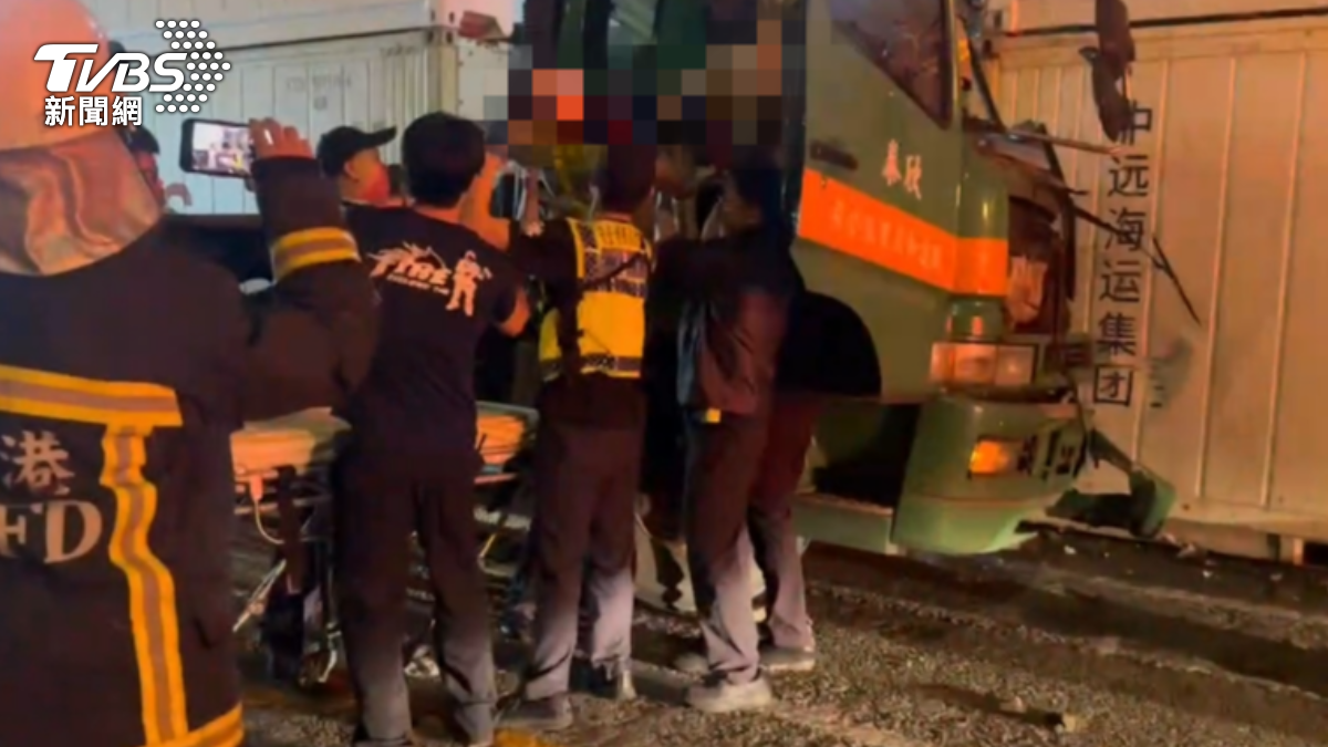 基隆港貨櫃車失控自撞貨櫃!駕駛雙腿遭夾困 車頭扭曲變形