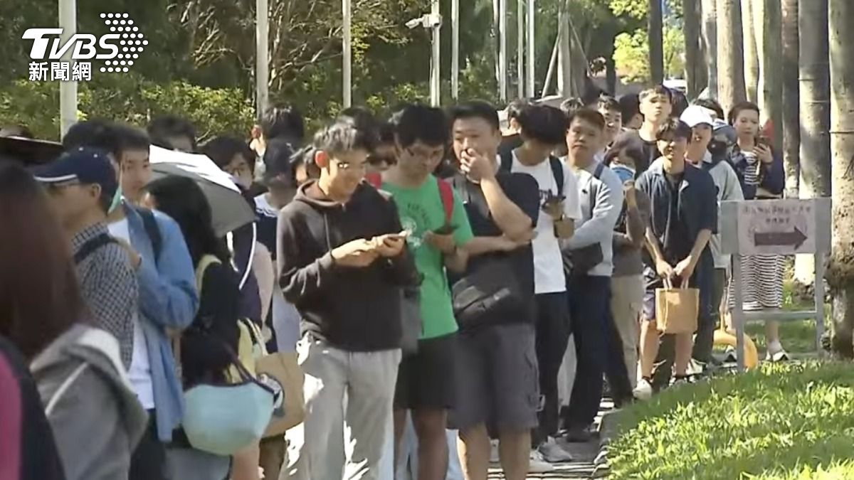 台大大氣系賭輸颱風假　民眾湧入「遲遲未見發雞排」：有點失望