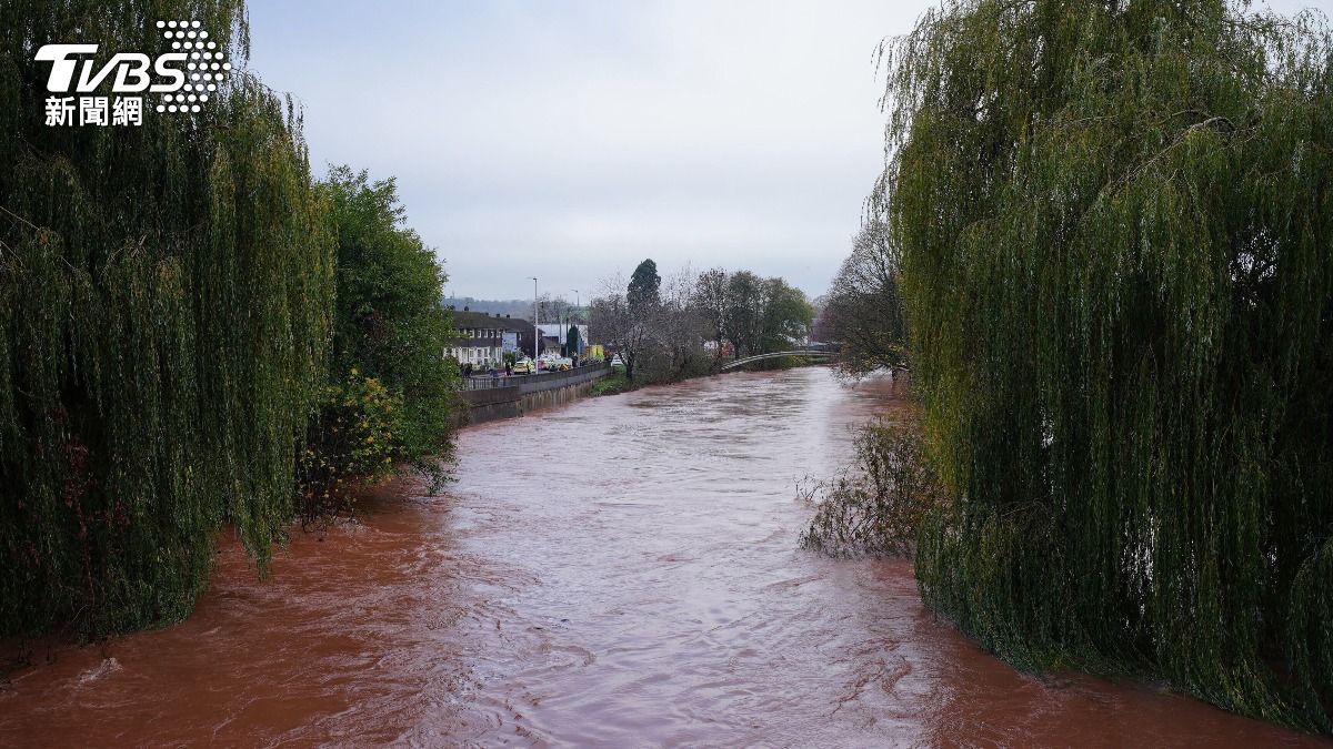 風暴強襲英葡「馬路變小河」!逾20人死傷 近700戶斷電