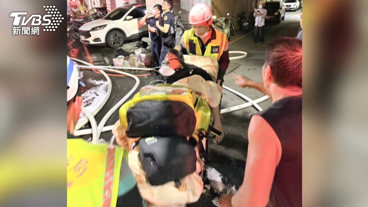 深夜惡火困住戶!5樓公寓出入口失火 消防奮救17人脫困