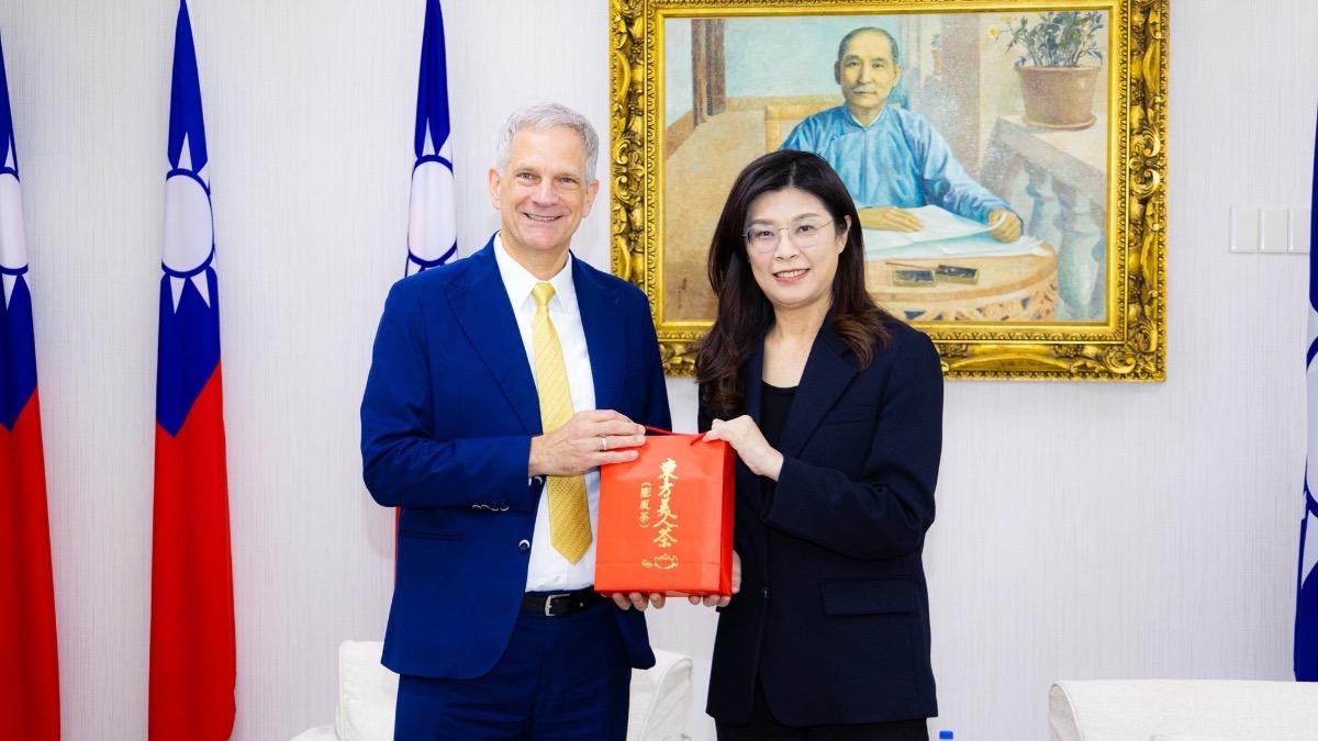 遭歐洲駐台機構封殺？　鄭麗文曬德國駐台代表合照駁斥