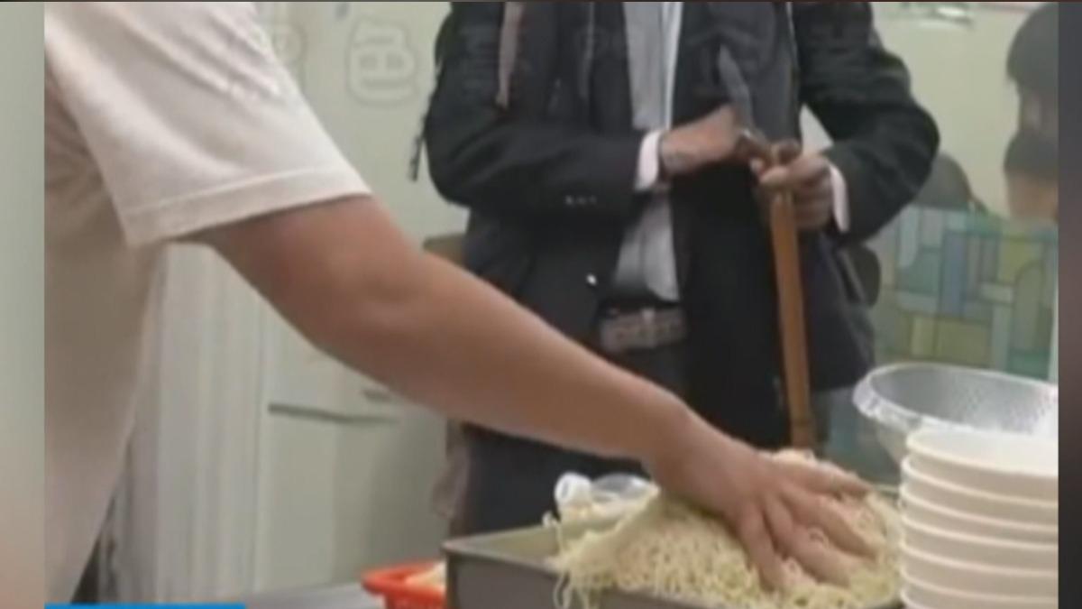 把麵條當抹布擦?高雄鹽埕老麵店被點名 業者出面說原因