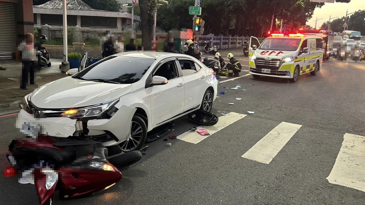 高雄73歲翁駕車暴衝！撞翻待轉8機車釀9傷　1人不治身亡