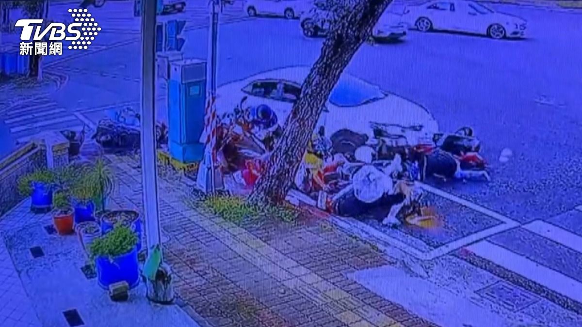 違規右轉！　7旬男「保齡球般」失控撞八車　釀1死8傷