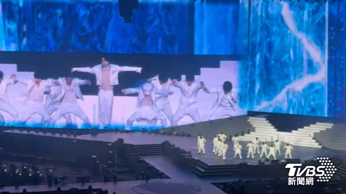 韓男團SJ大巨蛋連唱3天! 粉絲砸百萬「60架無人機應援」