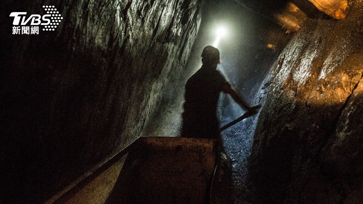 民主剛果鈷礦場「臨時橋梁」坍塌!至少32名非法礦工罹難