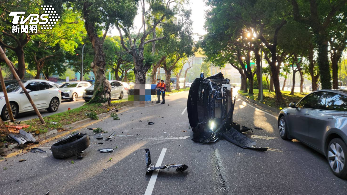 快訊/台大社科院外自撞!休旅車側翻 車頭全毀、輪胎噴飛