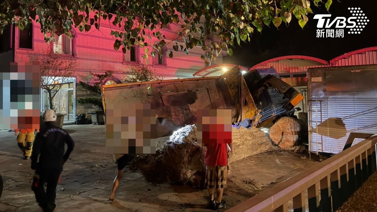 高雄巨型原木脫落!下秒墜壓貨車翻覆 70歲男當場慘死