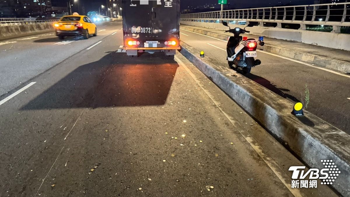 新北運鈔車馬路掉錢！警浮洲橋「撿錢」1小時　罕見畫面曝
