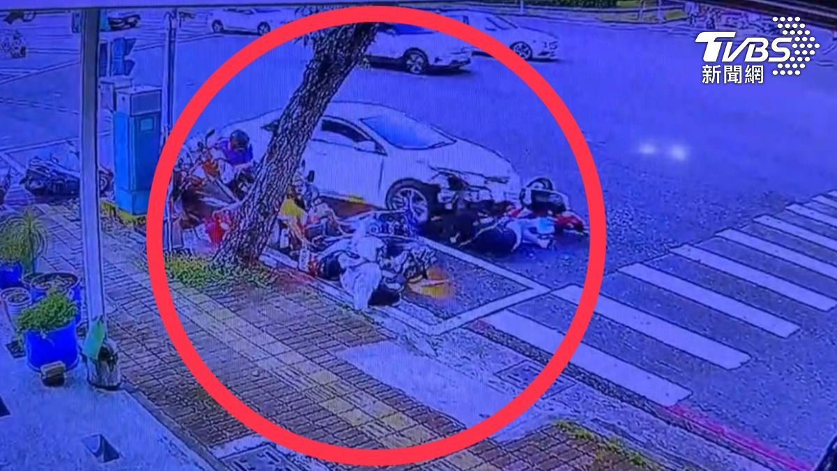 有片/7旬男5秒掃9車!高雄暴衝車禍1死8傷 菲籍老闆剪髮遇死劫