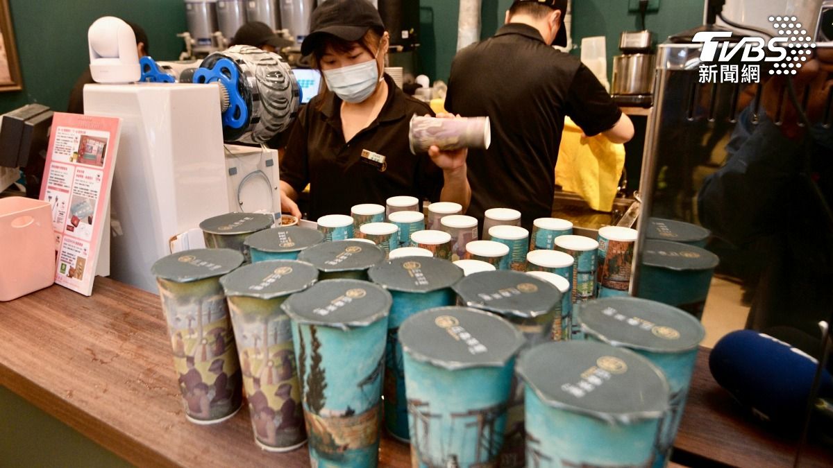 北車丘森茶室真的發送350杯手搖飲。(圖／胡瑞麒攝)