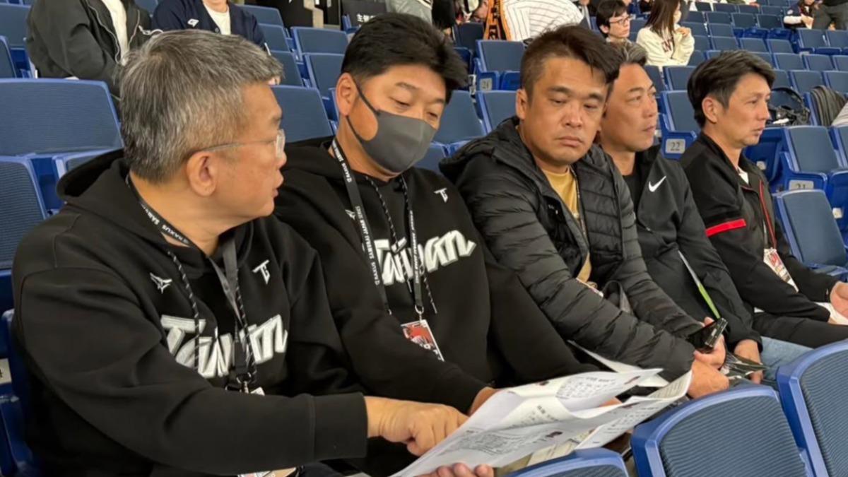 中職情蒐團隊在日韓交流賽期間赴東京巨蛋拜訪。（圖／翻攝蔡其昌Threads）