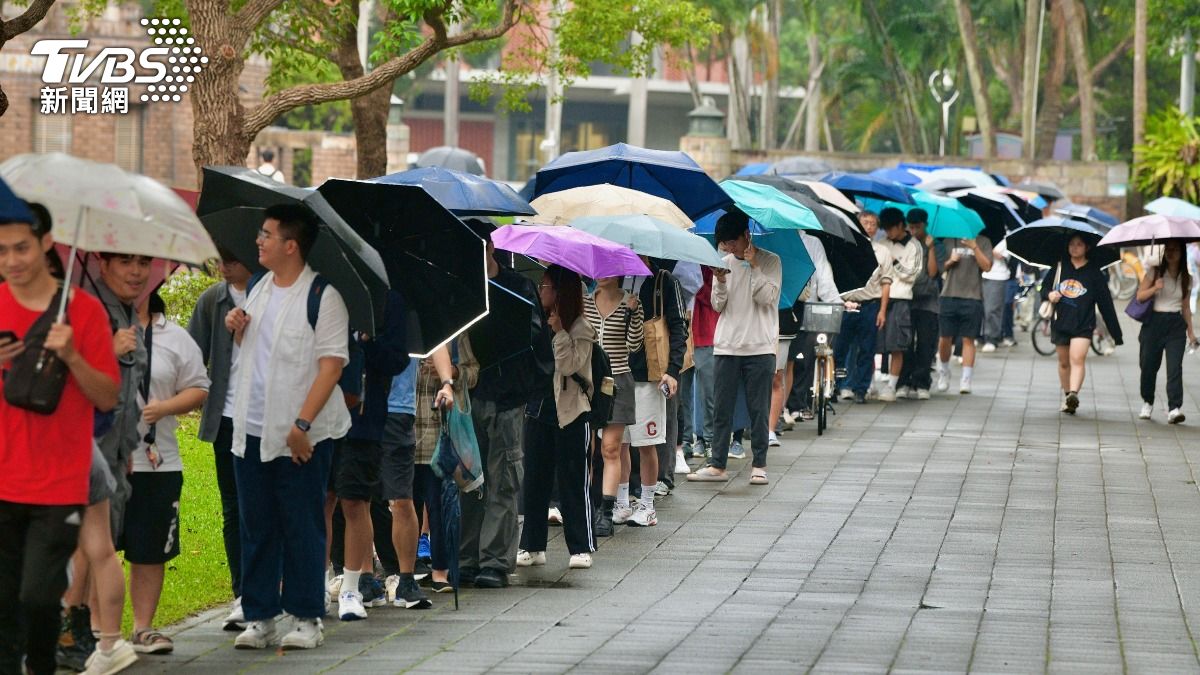 台大電機男捍衛校譽花3.5萬送雞排　400人排隊