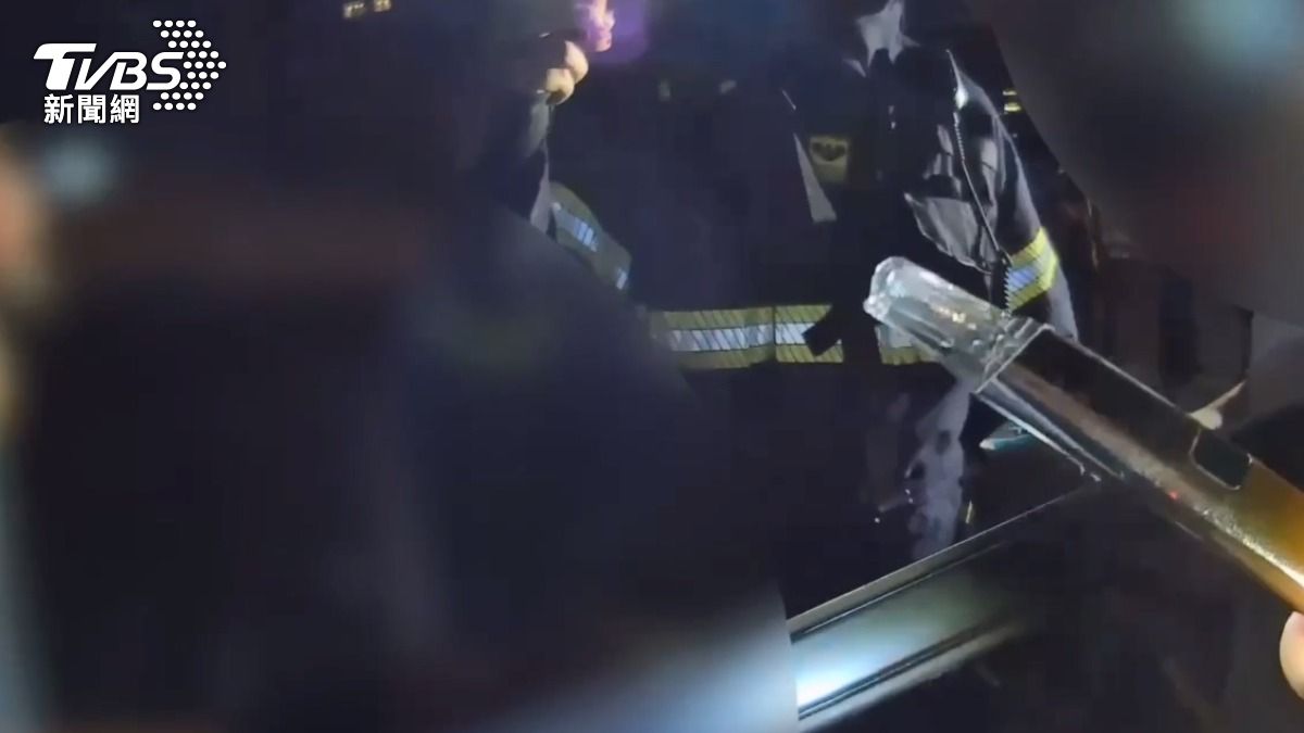 房仲涉毒駕高架橋追撞!車內藏「喪屍煙彈」 疑想丟包被逮