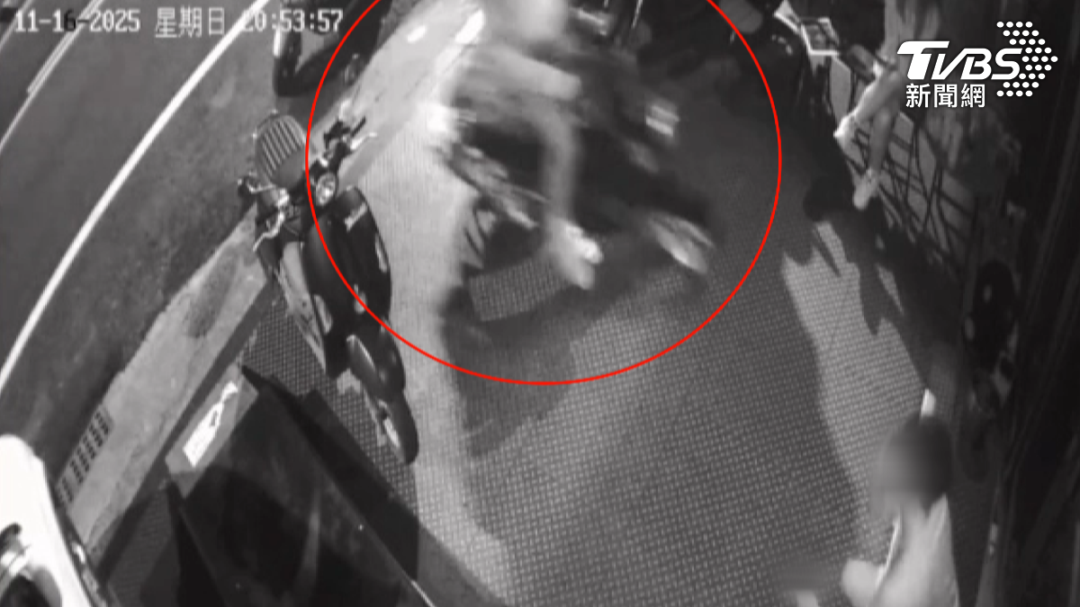 洩憤?男騎車「炸彈般撞車行」再砸店 2顧客險挨撞