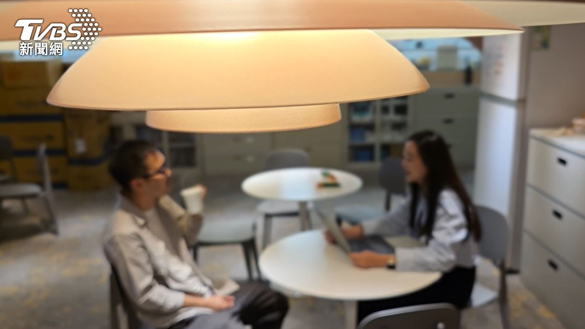 Z世代茶水間「像學新語言」!48%上班族寧用訊息溝通 專家揭關鍵