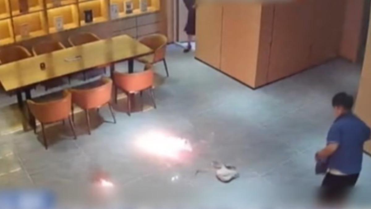 燒了又燒！行動電源爆燃瞬間變「火球」　陸消防:水滅火更佳