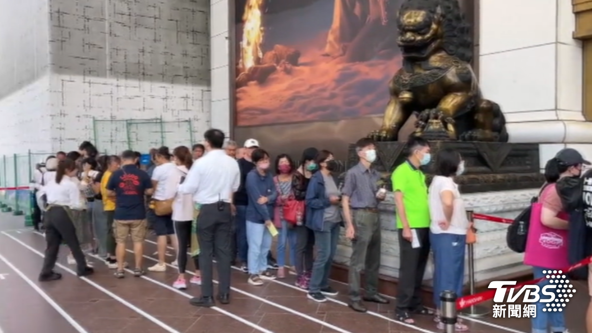 除夕餐廳訂位秒殺！民眾提前14小時排隊　吃2小時狂漲千元