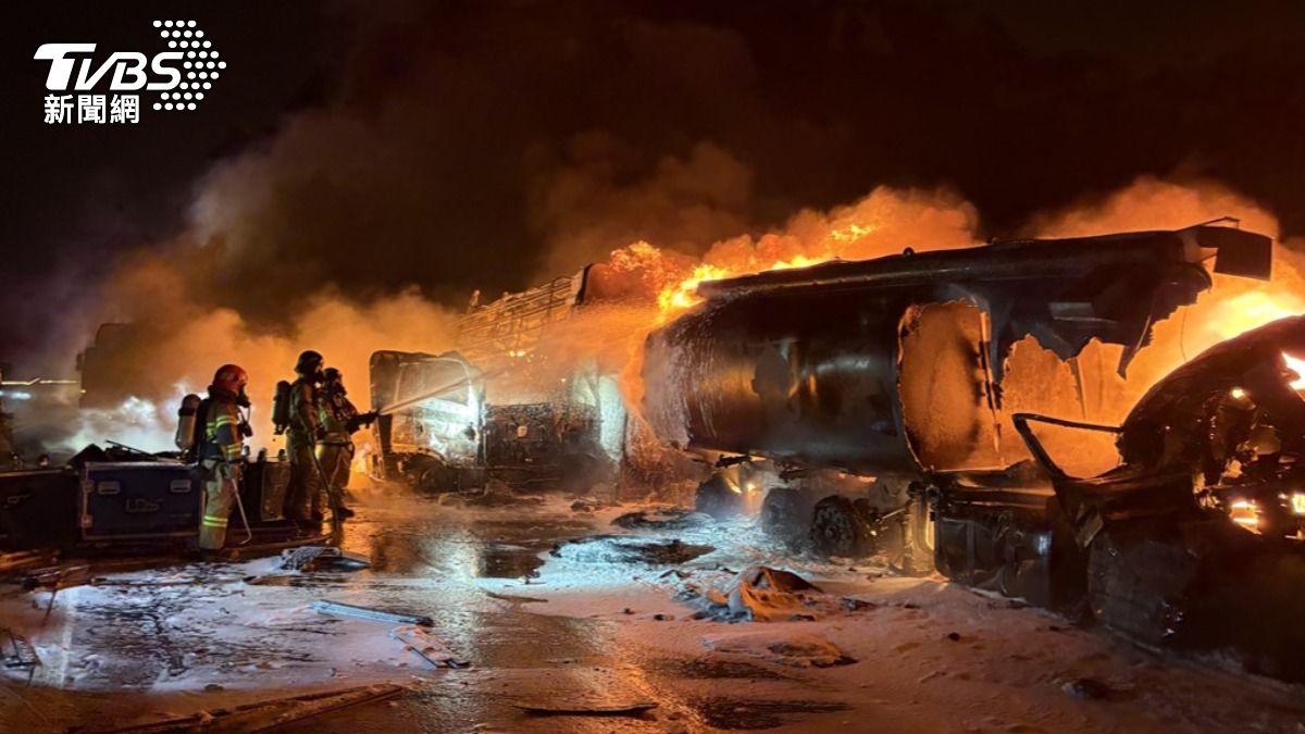 韓13車連環撞！　油罐車「爆燃」黑油外洩　鋼材墜落釀2死