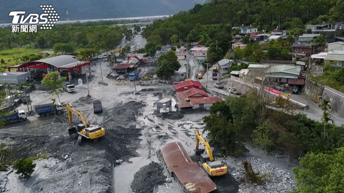 「紋面阿嬤」雕像終脫困！花蓮土石流肆虐　堰塞湖仍存隱憂