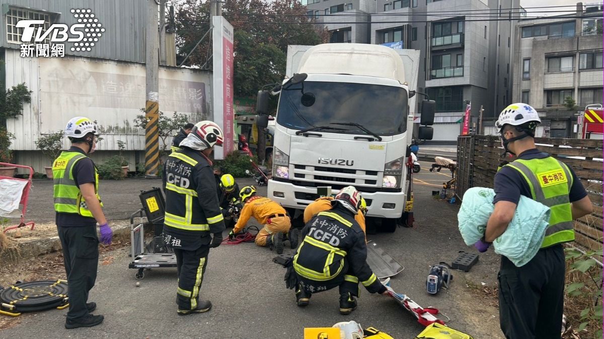 快訊／同事雙載上班遇噩耗！遭右轉物流車壓住　女騎士慘死