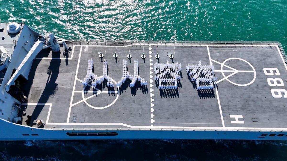 王世堅金句「從從容容」登上解放軍艦 官兵甲板排字畫面曝