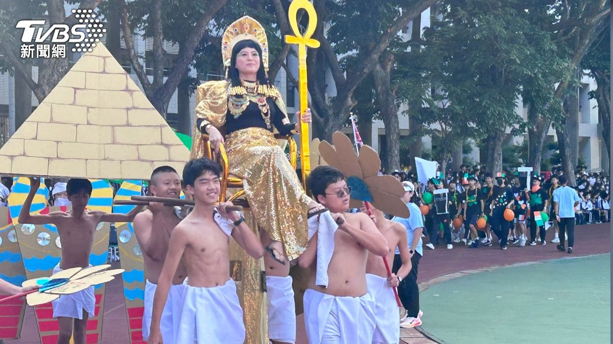 Taiwan students parade teacher as Cleopatra in school event