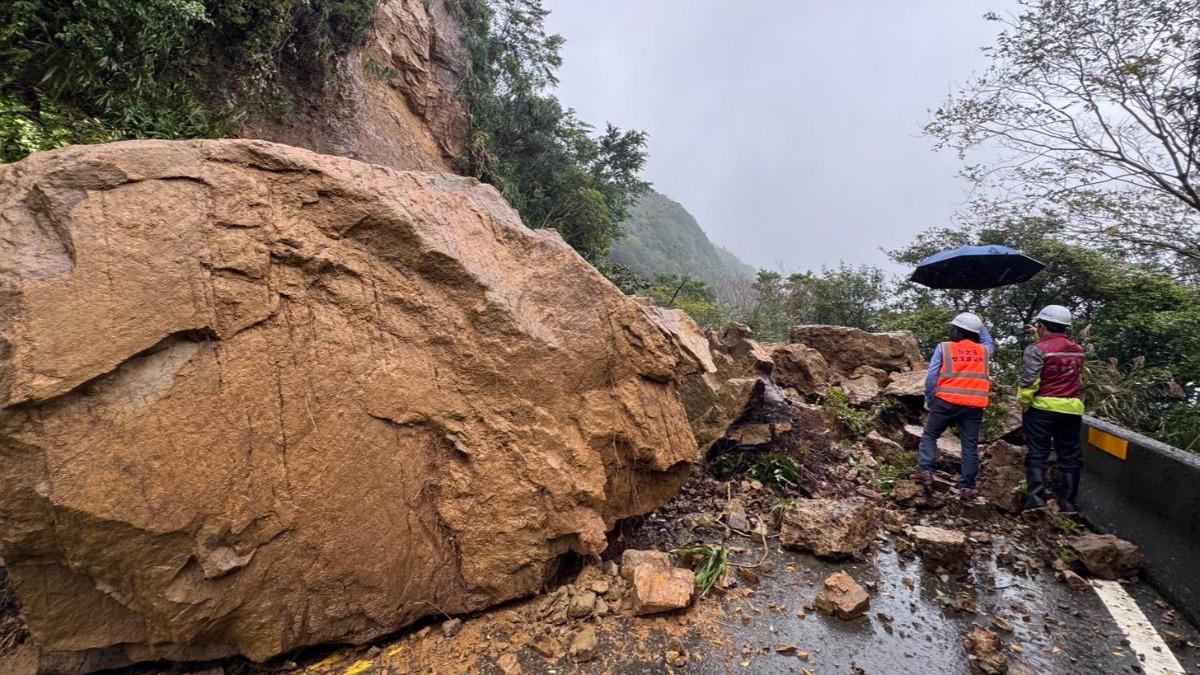 用路人注意！新北雙溪102線「巨石崩落」　雙向道路封閉