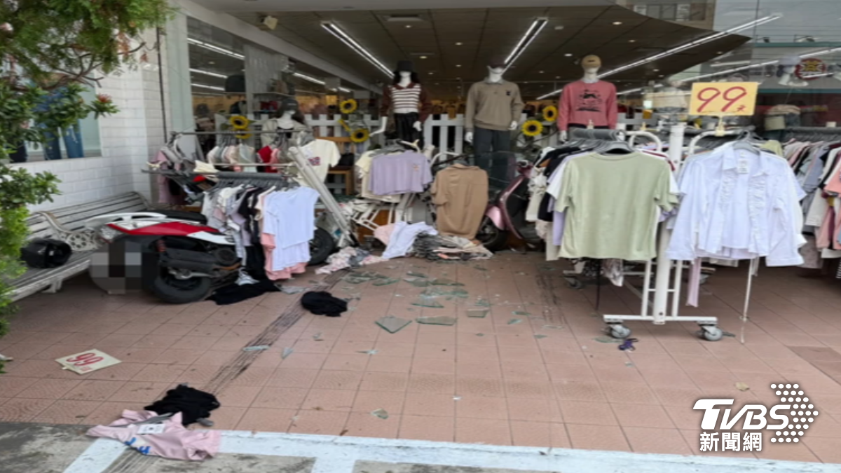 婦開車「油門誤當煞車」　連環撞進服飾店玻璃門全碎