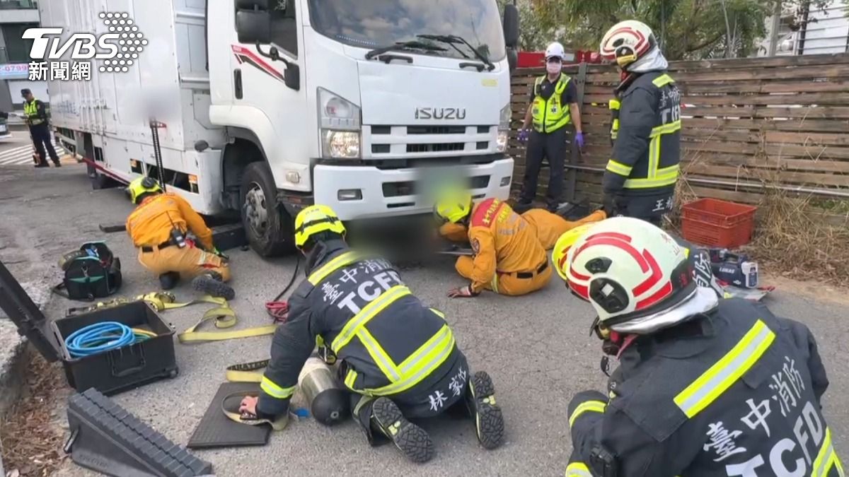 物流車轉彎「吞雙載機車」！女騎士魂斷車底　乘客全身傷生還