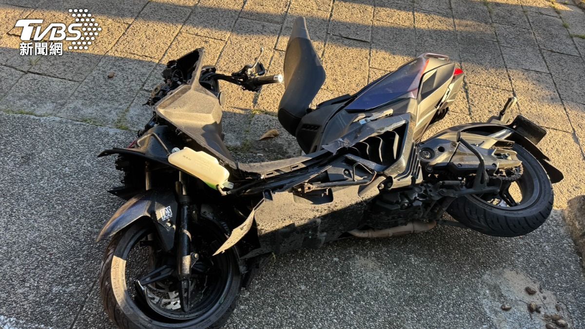 有片/恆春20歲男自撞亡!機車詭偏暴衝人行道 驚悚畫面曝