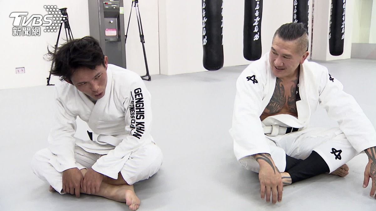 Politician faces fitness influencer in jiu-jitsu match