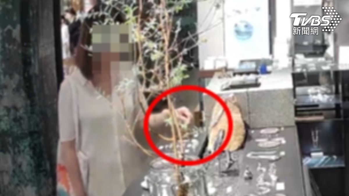 獨家／忘了付錢？「優雅女賊」逛松菸俐落遮掩　30秒竊銀飾