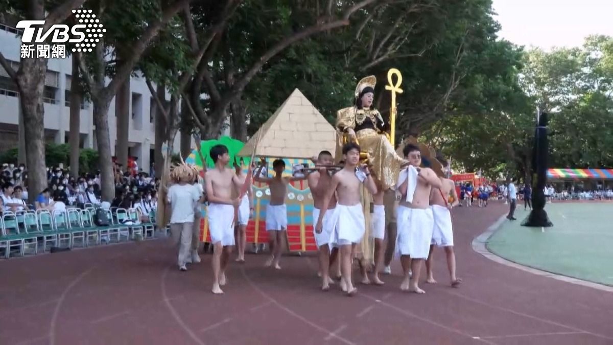 埃及豔后現身校慶！師生扛轎護送「女王」驚艷全場　學生笑稱最愛原因