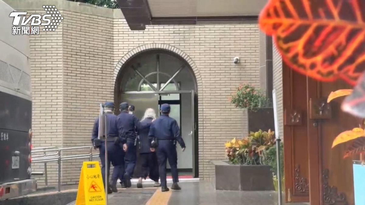 精舍案再開庭　王薀蹣跚步入法院　死者姊：拖出去甩致頭破血流