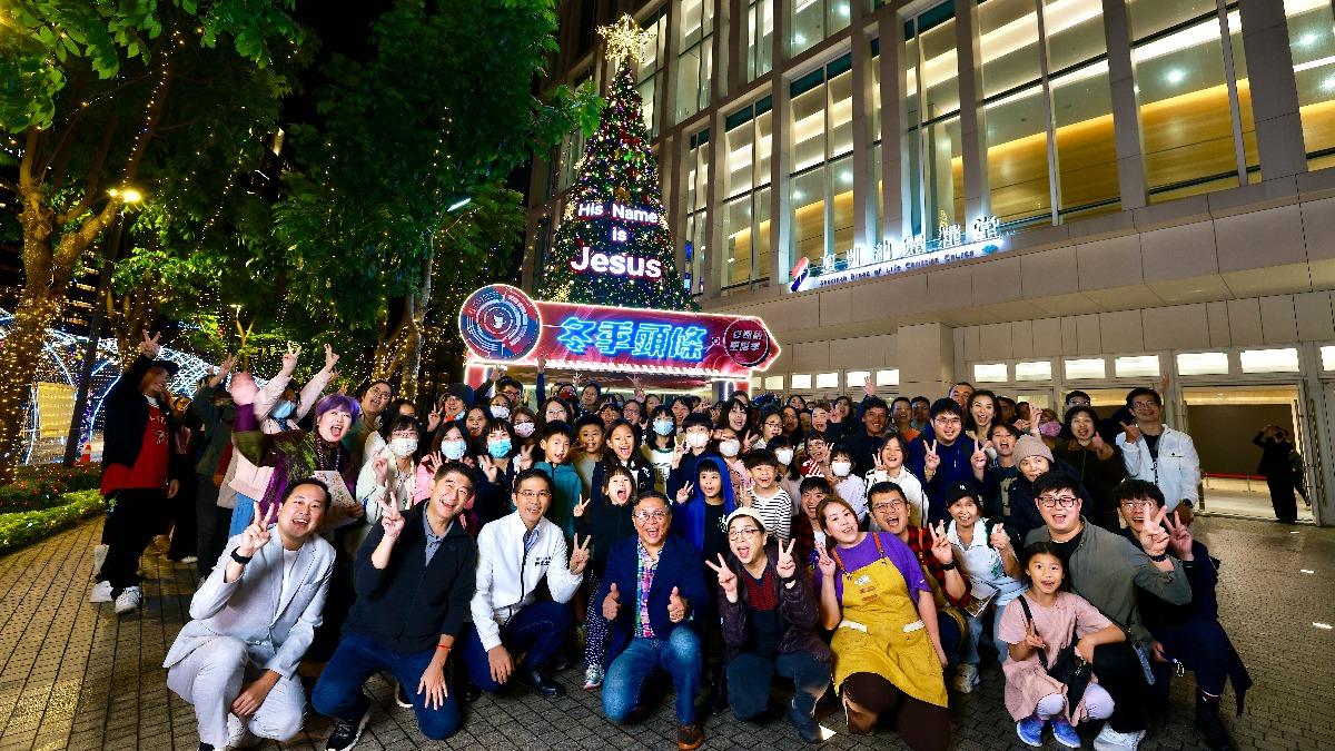 8.5公尺聖誕樹超好拍！公益點燈打造大直內湖聖誕文化