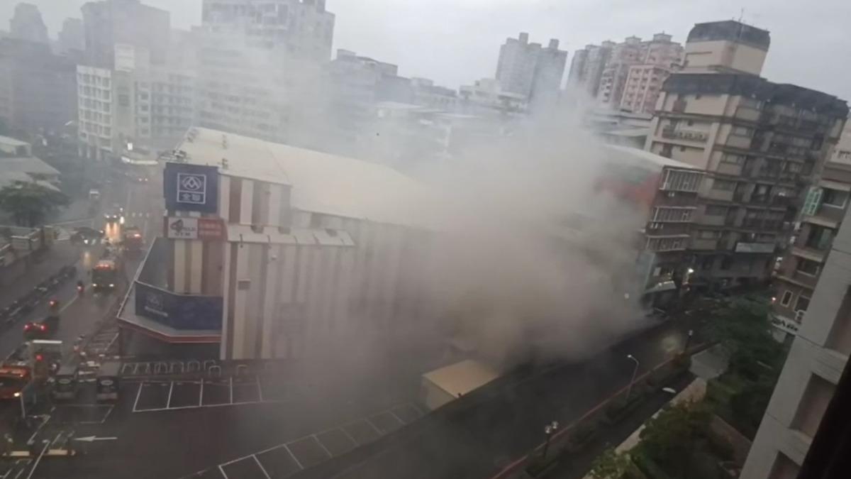 快訊／淡水鐵皮屋火災「煙霧狂竄」　住戶被嗆醒急逃生