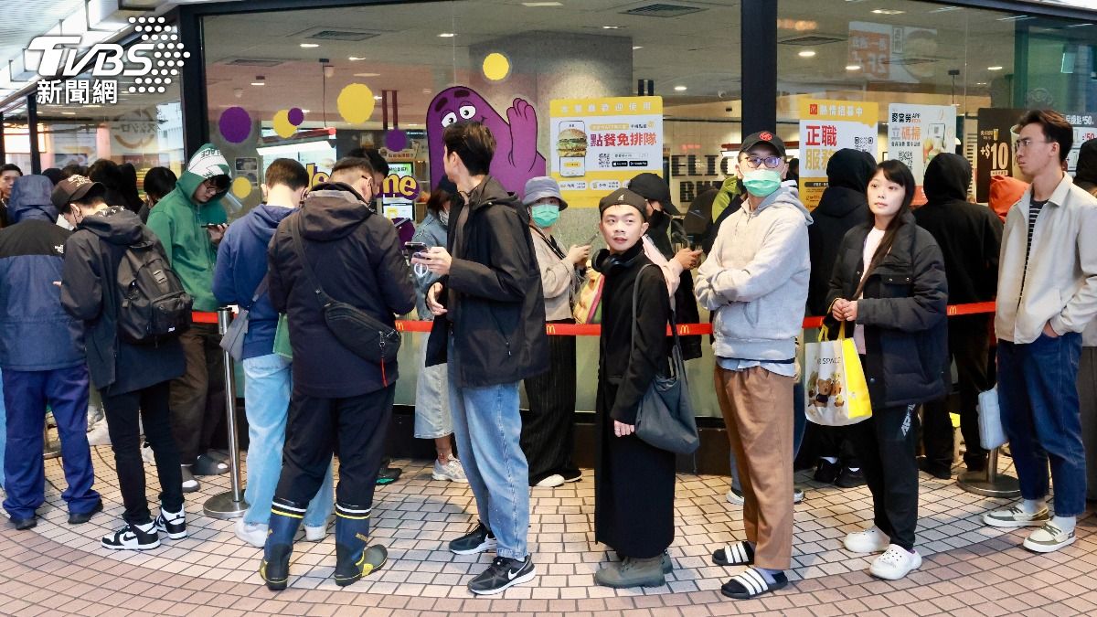 現場直擊/麥當勞奶昔回歸開賣!上百粉絲湧入 超長排隊人龍曝