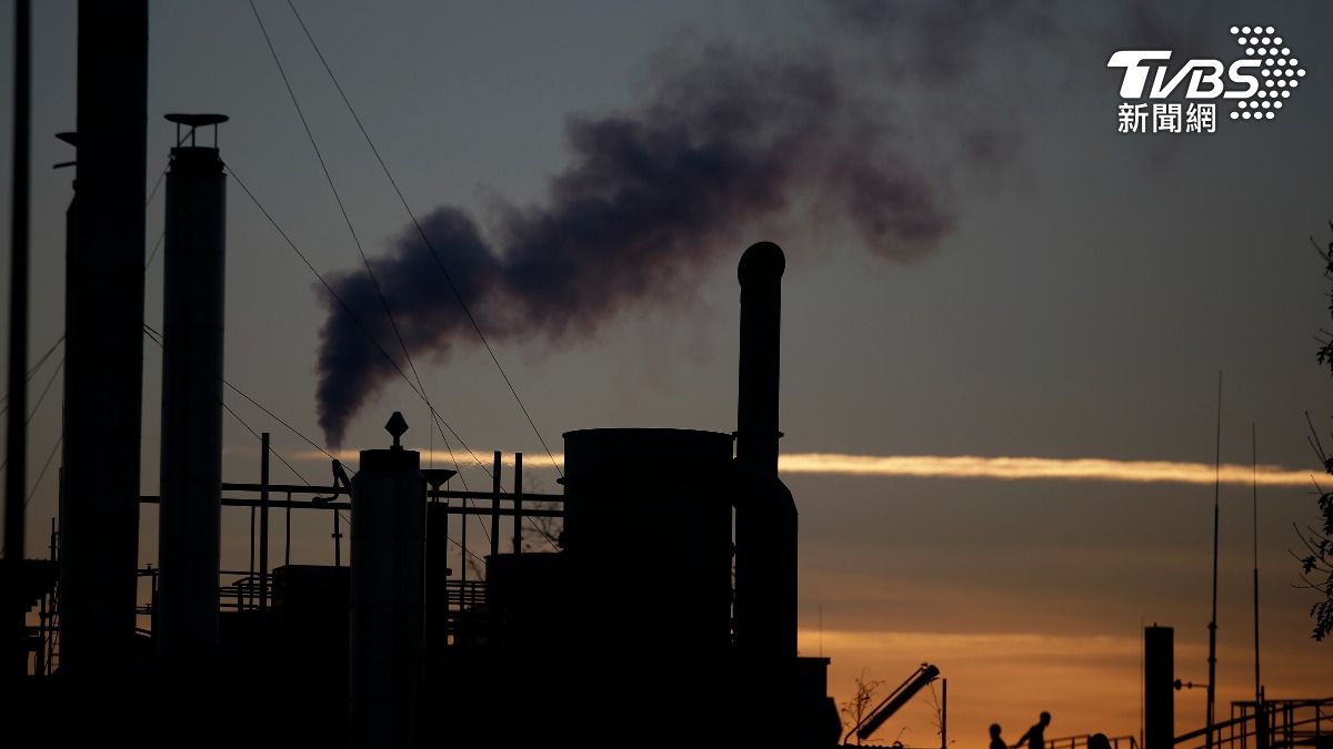 淨零時代新黑金　塑膠成石油巨頭救命繩