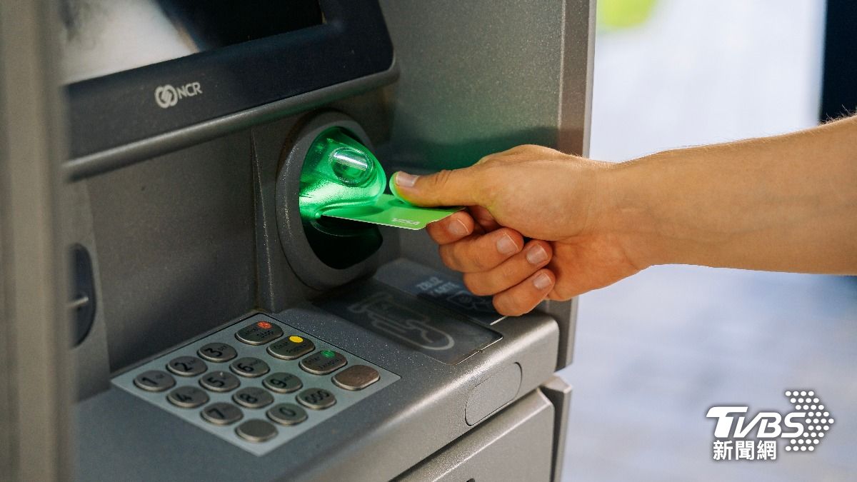 領普發一萬ATM顯示「已領取」　新北婦著急報警…結局反轉