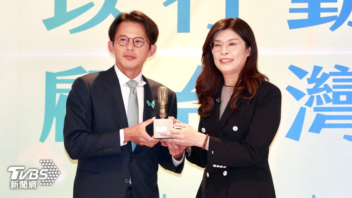 綠酸「關燈人」送鄭麗文燈 黃國昌嘆:在賴清德眼中我就是雜質