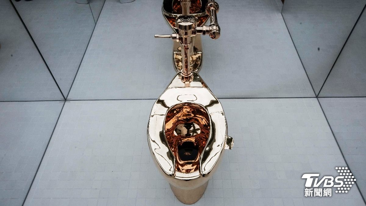 牆上香蕉爆紅！藝術家作品「18K金馬桶」　蘇富比拍出3.77億