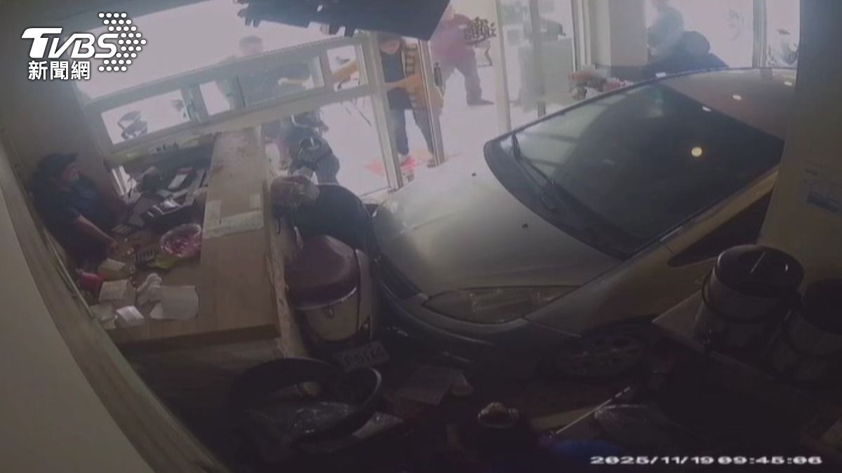婦人「誤踩油門」撞進早午餐店！女店員閃避不及　雙腿被夾傷