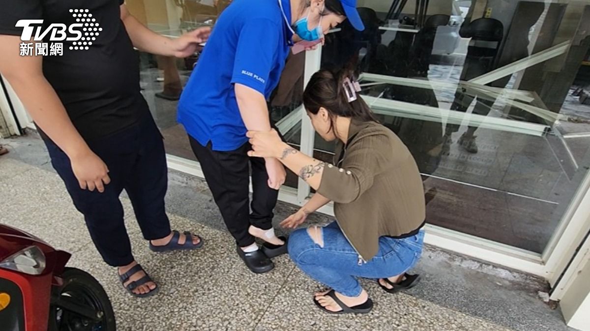 抬頭驚見轎車衝來！女店員被夾傷　肇事婦早餐店常客